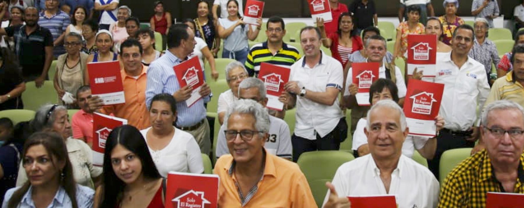 Avanza con éxito programa para reducir ilegalidad de predios en Colombia