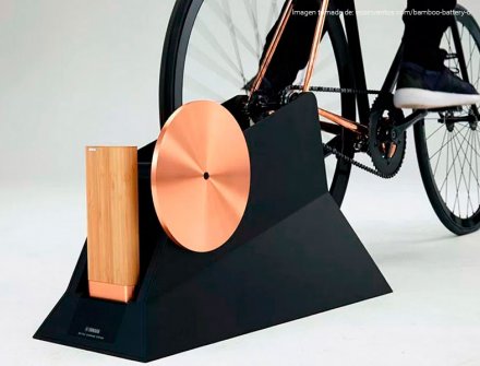 Batería de bambú y cobre que puede ser cargada con una bicicleta