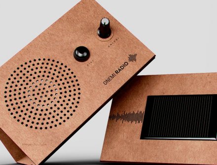 La radio solar hecha de cartón para emergencias