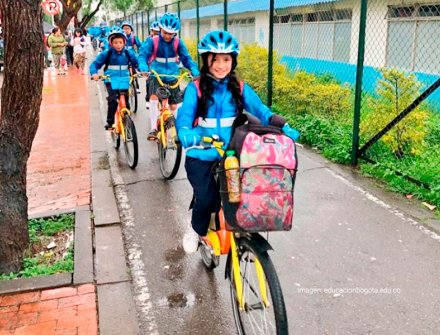 Más de 1000 estudiantes de Bogotá van en bici a la Feria del Libro