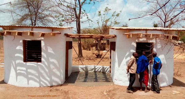 Comunidad construida con sacos de tierra y botellas de vidrio