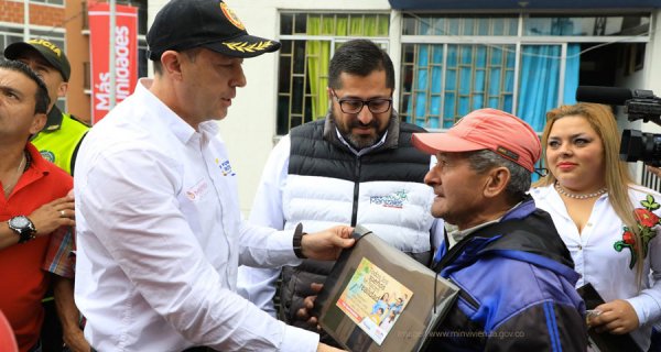 Gobierno entrega viviendas para familias que habitaban zonas de alto riesgo en Manizales