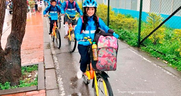Más de 1000 estudiantes de Bogotá van en bici a la Feria del Libro