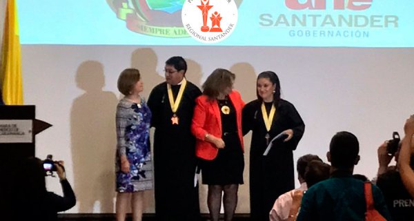 Premio para la mejor maestra y rector de Santander